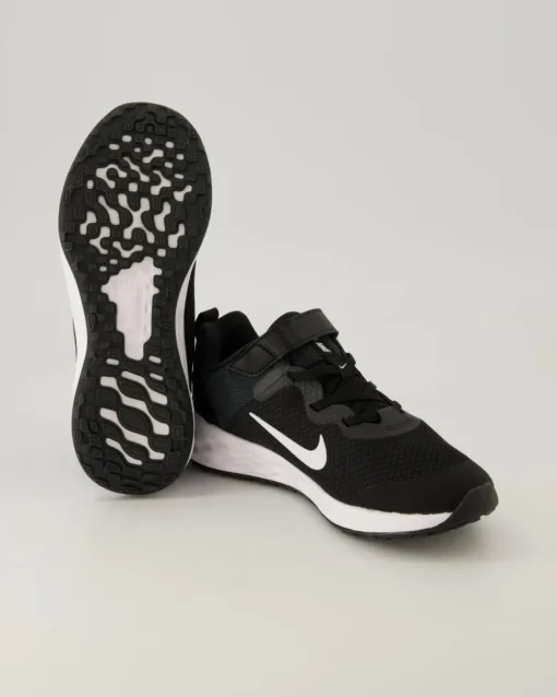 Revolution Sportschuhe in Schwarz