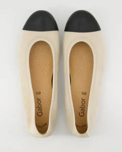 64.126.12 Ballerinas in Beige
