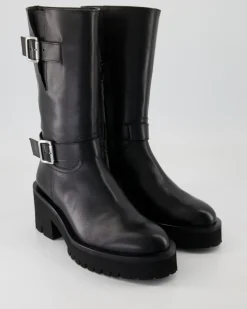 Camille Stiefel in Schwarz